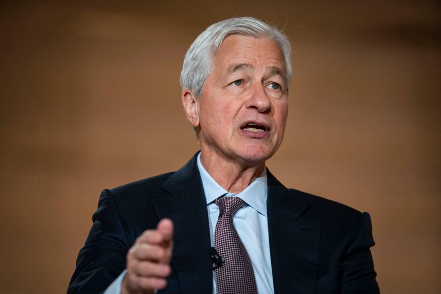 Jamie Dimon Calls for Bank-Level Rules on Interest-Paying Stablecoins